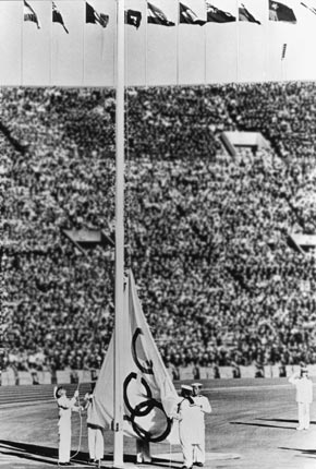 1964年10月10日，东京奥运会开幕式上升奥运会旗