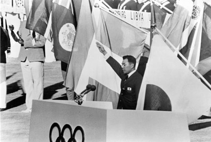 1964年10月10日，东京奥运会上，日本体操选手代表运动员致辞