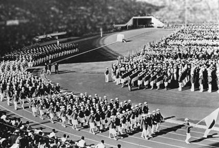 1964年10月10日，东京奥运会开幕式上，日本代表团进场