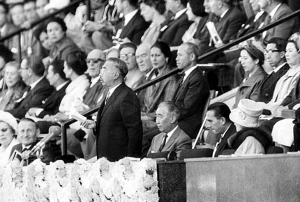 1964年10月10日，日本天皇宣告第18届奥运会开幕