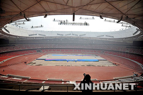 4月16日，一名記者在國家體育場內拍攝。當日，國家體育場（“鳥巢”）開始對註冊媒體開放。4月18日至19日，“好運北京”國際田聯競走挑戰賽將在國家體育場舉行，這是國家體育場的第一場正式賽事。     新華社記者羅曉光攝 