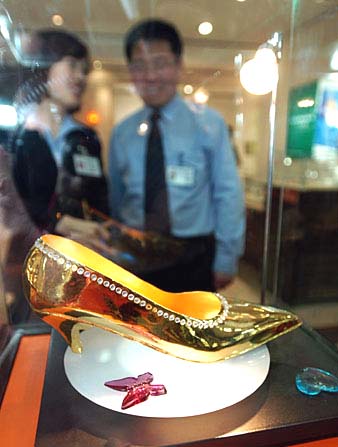 千足金全手工打造“黄金鞋”