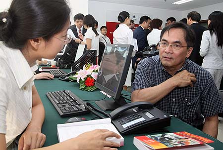 吉米（右一）详细询问着如何采访中国运动员