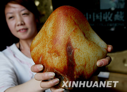 4月17日，工作人员在介绍罕见的枫叶红皮羊脂籽玉。新华社记者汪永基摄
