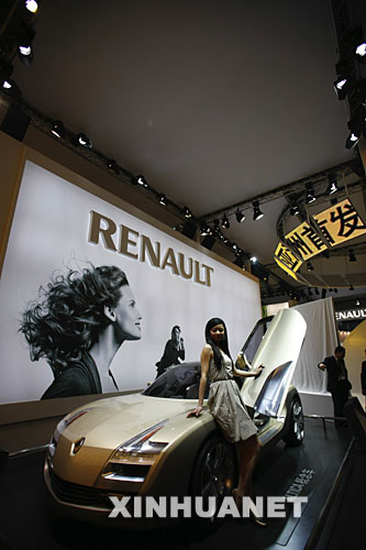 4月20日，模特在展示雷诺ALTICA概念车。