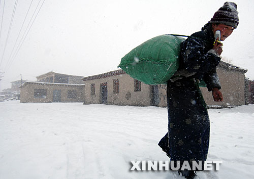 4月14日，在四川甘孜藏族自治州石渠縣阿日扎鄉(xiāng)，一位藏族村民在雪中行進。 4月12日至14日，四川甘孜藏族自治州石渠縣出現(xiàn)連續(xù)降雪，積雪深度5厘米。2008年1月到4月初，石渠縣已連續(xù)出現(xiàn)4次大雪和1次暴雪天氣。 