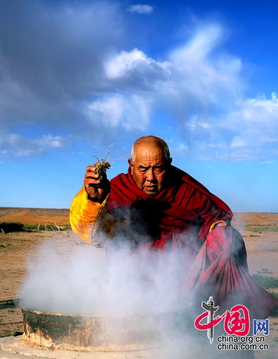 库勒图庙喇嘛祝福人们吉祥如意 通拉嘎/摄影