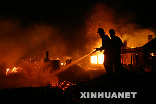 4月19日，消防戰(zhàn)士連夜投入滅火工作。4月19日13時許，位于內(nèi)蒙古大興安嶺林區(qū)北麓腹地的根河市滿歸鎮(zhèn)居民區(qū)中心發(fā)生民居大火，800余間木制房屋被燒毀。截至20日15時，大火已基本得到控制，無人員傷亡。 