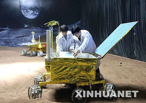 4月23日，在位于上海的中国航天月面综合环境模拟实验室内，科研人员对月面巡视攻关样机进行调试。 当日，在上海召开的月球车项目验收总结大会宣布，历经概念样机、原理样机和工程样机三个阶段的科研攻关，两项月球车关键技术研制项目获重大突破并通过验收。此次验收的月球车项目是上海市科委从2005年开始全力支持的重点项目，这两项重大技术突破完成了主要技术指标满足探月二期工程需求的月面巡视探测器技术可行性方案。月面巡视探测器简称月球车，是探月二期工程探测器系统的重要组成部分，主要功能是在月球表面完成月面巡视勘察和就位探测。 新华社记者刘颖摄 