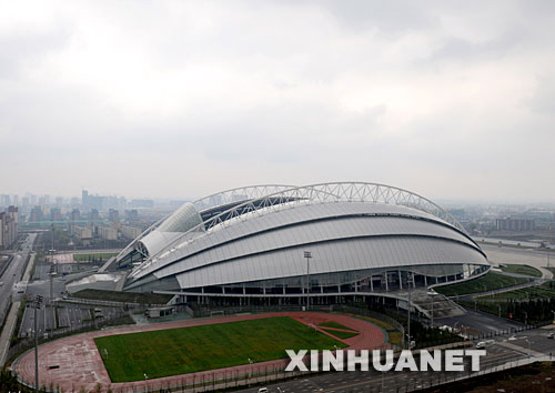 沈阳是北京奥运会足球分赛场之一，沈阳奥体中心五里河体育场将承办12场奥运会足球比赛，其中中国队的前两场小组赛也将在这里进行。五里河体育场位于沈阳市浑南新区，总建筑面积10万多平方米，拥有两层看台和102个包厢，可容纳观众6万人，于2007年7月建成并投入使用。这是4月23日拍摄的沈阳奥体中心五里河体育场全景。 新华社记者李钢摄 