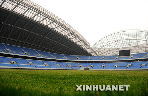 沈阳是北京奥运会足球分赛场之一，沈阳奥体中心五里河体育场将承办12场奥运会足球比赛，其中中国队的前两场小组赛也将在这里进行。五里河体育场位于沈阳市浑南新区，总建筑面积10万多平方米，拥有两层看台和102个包厢，可容纳观众6万人，于2007年7月建成并投入使用。这是4月22日拍摄的沈阳奥体中心五里河体育场内景。 新华社记者李钢摄 
