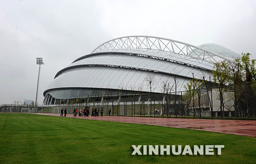沈阳是北京奥运会足球分赛场之一，沈阳奥体中心五里河体育场将承办12场奥运会足球比赛，其中中国队的前两场小组赛也将在这里进行。五里河体育场位于沈阳市浑南新区，总建筑面积10万多平方米，拥有两层看台和102个包厢，可容纳观众6万人，于2007年7月建成并投入使用。这是4月22日拍摄的沈阳奥体中心五里河体育场外景。 新华社记者李钢摄 