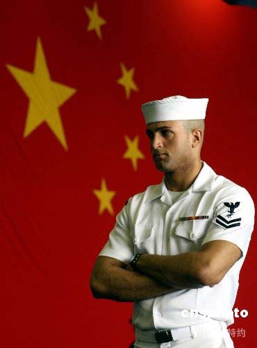 二十八日，访港的美国航空母舰“小鹰号”士兵在中国五星旗下迎接记者。
