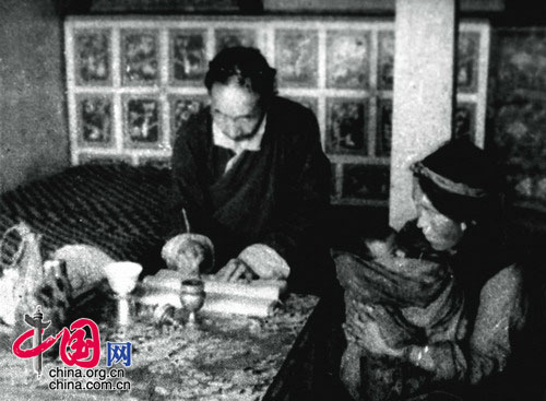 农奴的孩子出生后，母亲就要抱着他到农奴主那里去登记，缴纳出生税，从此这个孩子的人身就属于农奴主。