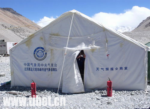 中国气象局中央气象台北京奥运火炬珠峰传递气象保障队的天气预报会商室