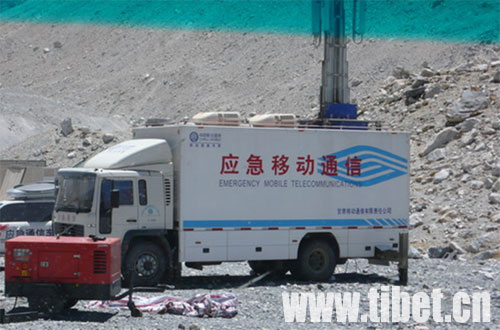 珠峰大本营内的应急移动通信车