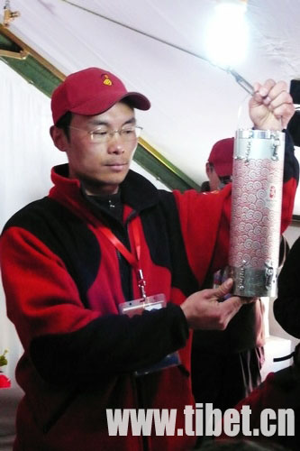 航天科工集团火炬研发中心的副总设计师邵文清向记者展示高原火种灯