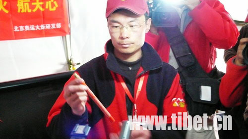 航天科工集团火炬研发中心的副总设计师邵文清向记者展示外形如铅笔一般的珠峰火炬引火器