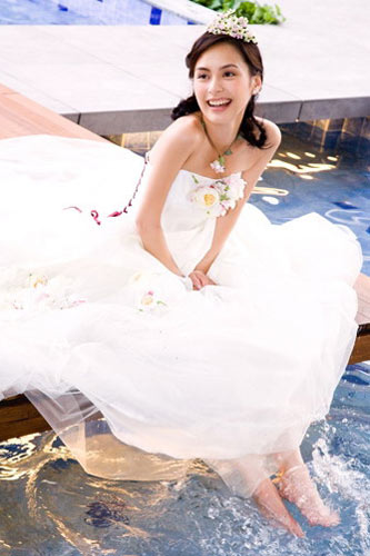 美丽风景改变心情 阿娇拍摄婚纱写真