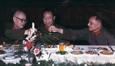 华国锋辞职内幕：阻挠邓小平复出