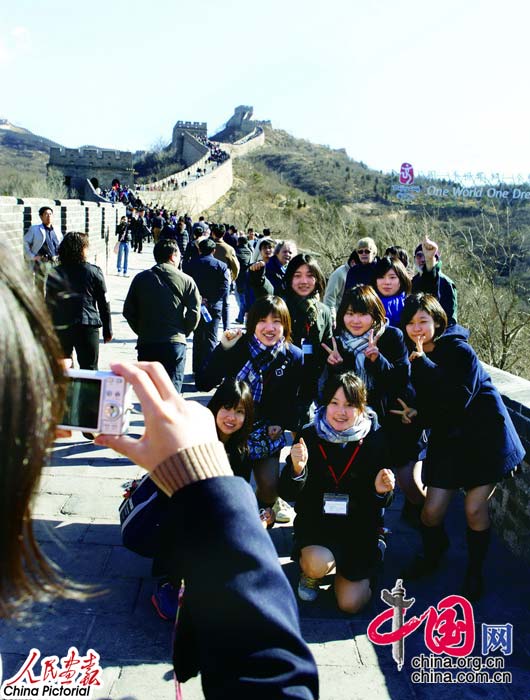 2008年3月15日，來華參加“中日青少年友好交流年”活動的日本學生在長城上拍照留念。