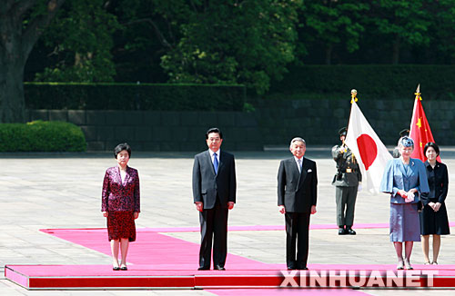 5月7日，日本明仁天皇举行仪式欢迎中国国家主席胡锦涛访问日本。这是胡锦涛和夫人刘永清与日本明仁天皇和皇后美智子在欢迎仪式上。