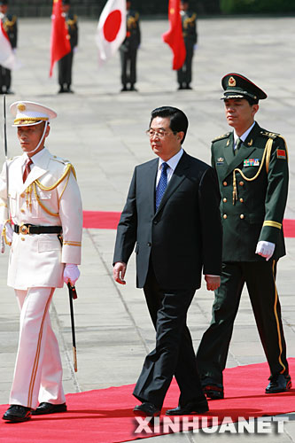 5月7日，日本明仁天皇举行仪式欢迎中国国家主席胡锦涛访问日本。这是胡锦涛在检阅仪仗队。