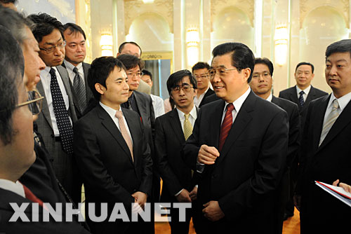 5月4日，国家主席胡锦涛在北京人民大会堂接受日本驻京媒体联合采访。这是胡锦涛在采访现场同日本记者亲切交谈。 新华社记者马占成摄 