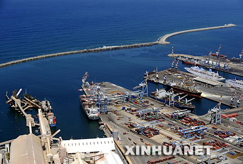 图为2008年4月17日空中航拍的以色列南部海滨城市阿什杜德的海港