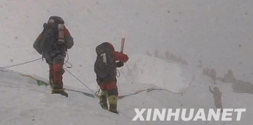 奧運火炬成功登頂 珠峰峰頂“五星耀五環”[圖集]