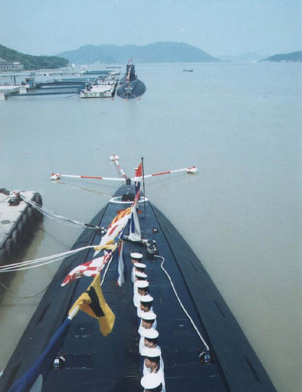 中国海军潜艇在常规潜艇基地停泊