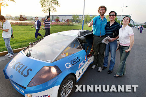 5月7日，杭州市民和“太阳能的士”及它的驾驶者路易斯·帕尔马合影。 5月6日晚，世界首辆太阳能环球汽车――“太阳能的士”来到杭州。这辆“太阳能的士”是世界上第一个以太阳能为动力进行环球旅行的交通工具。它于2007年7月3日从瑞士卢塞恩出发，预计在18个月内跨越5个大洲50个国家，中国是这次旅程的第25站。“太阳能的士”于4月20日正式登陆中国，并展开为期39天的中国环保之旅。