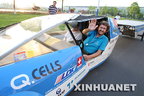 5月7日，“太阳能的士”的驾驶者路易斯·帕尔马坐在他的爱车里。 5月6日晚，世界首辆太阳能环球汽车――“太阳能的士”来到杭州。这辆“太阳能的士”是世界上第一个以太阳能为动力进行环球旅行的交通工具。它于2007年7月3日从瑞士卢塞恩出发，预计在18个月内跨越5个大洲50个国家，中国是这次旅程的第25站。“太阳能的士”于4月20日正式登陆中国，并展开为期39天的中国环保之旅。