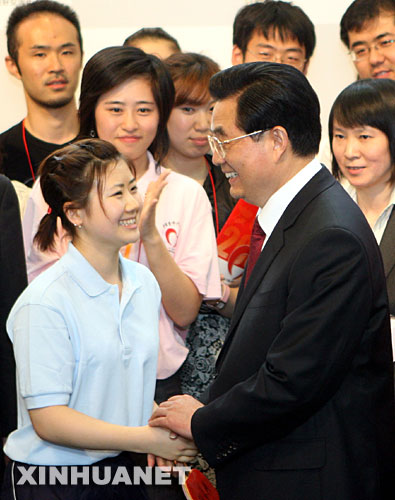 5月8日，中国国家主席胡锦涛与日本首相福田康夫、日本前首相中曾根康弘在东京早稻田大学出席2008日中青少年友好交流年开幕式。这是开幕式后，胡锦涛与日本著名乒乓球运动员福原爱握手。 新华社记者兰红光摄 