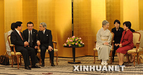 5月9日，中国国家主席胡锦涛和夫人刘永清结束在东京的访问时，日本天皇明仁和皇后美智子到下榻的饭店同他们话别。 