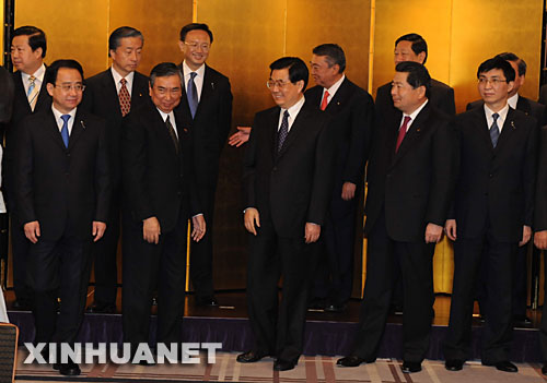 　5月9日，中国国家主席胡锦涛在东京会见日本支持北京奥运会议员联盟主要成员。 