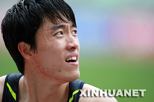 5月10日，刘翔在冲过终点后注视成绩显示牌。当日，中国选手刘翔在国际田联大阪大奖赛男子110米栏决赛中，以13秒19的成绩获得冠军。 新华社记者任正来摄 