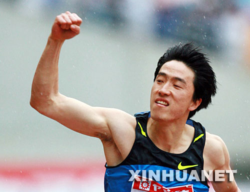  5月10日，中国选手刘翔在国际田联大阪大奖赛男子110米栏的决赛中以13秒19的成绩获得冠军。 新华社记者任正来摄 