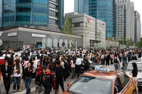 北京有震感 人们从工作场所涌到大街上躲避[组图]