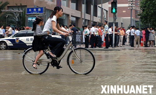 受地震影响 四川成都街头一处水管爆裂[组图]