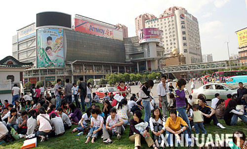 河南鄭州震感明顯 市民在街上躲避[組圖]