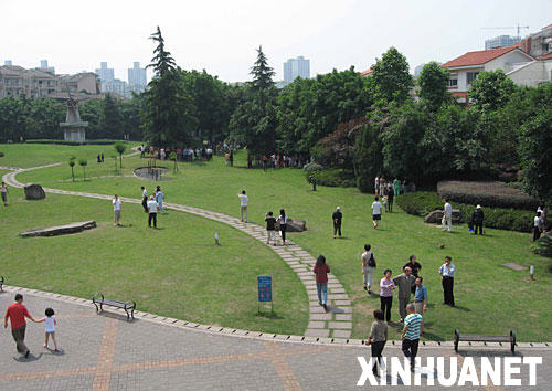 重慶震感強烈 居民跑到小區中心草坪上躲避[組圖]