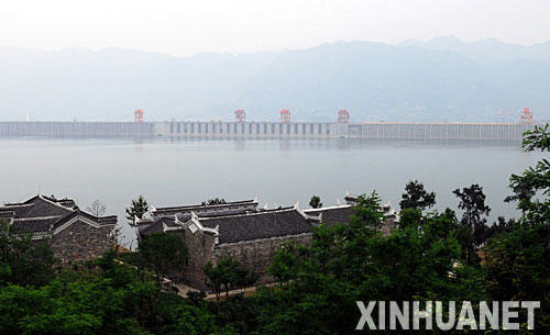 5月12日下午，三峡大坝与凤凰山复建文物群交相辉映。