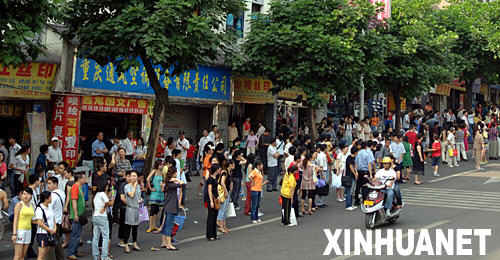 这是许多重庆市民走上街头了解情况
