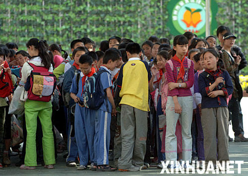 这是郑州市纬一路小学组织学生撤离到空旷处集合