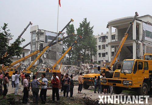 5月12日，救援人員正在搶救聚源中學(xué)學(xué)生