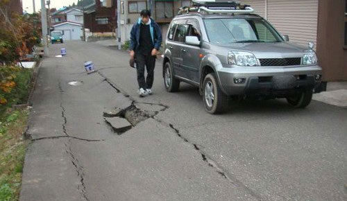 开车遇到地震应及时停车并下车