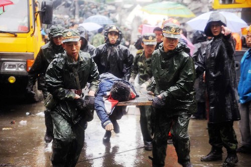 8级地震      5月13日,救援人员在聚源中学将