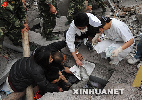 地震救援在行动！牵住你的手就有希望[组图]