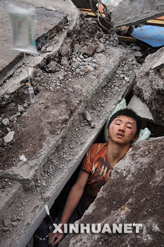 地震救援在行动！牵住你的手就有希望[组图]